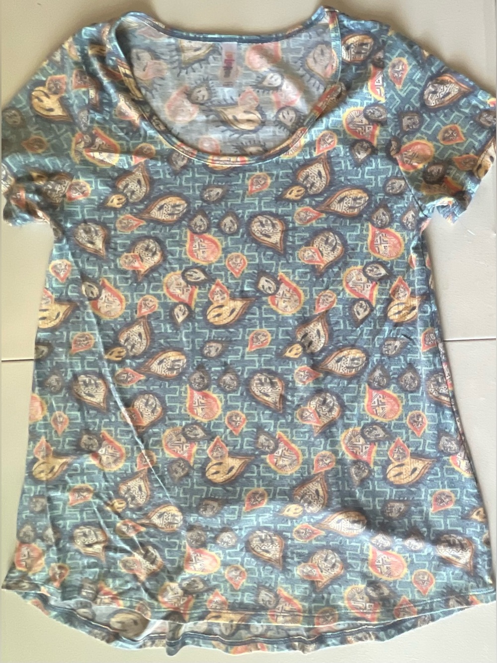 NWOT Lularoe Classic Tee - Size Small